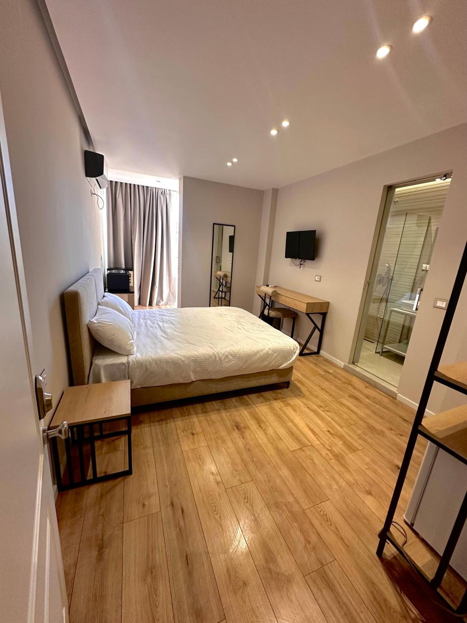 Amazon 8 Guesthouse Tirana Exterior photo